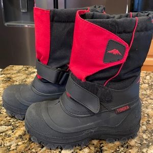 Excellent Condition!  Boys Kamik “Tundra” Boots 4 WIDE
